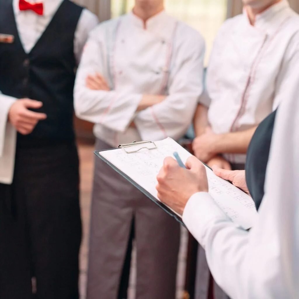 Capacitação técnica com equipe em cozinha profissional